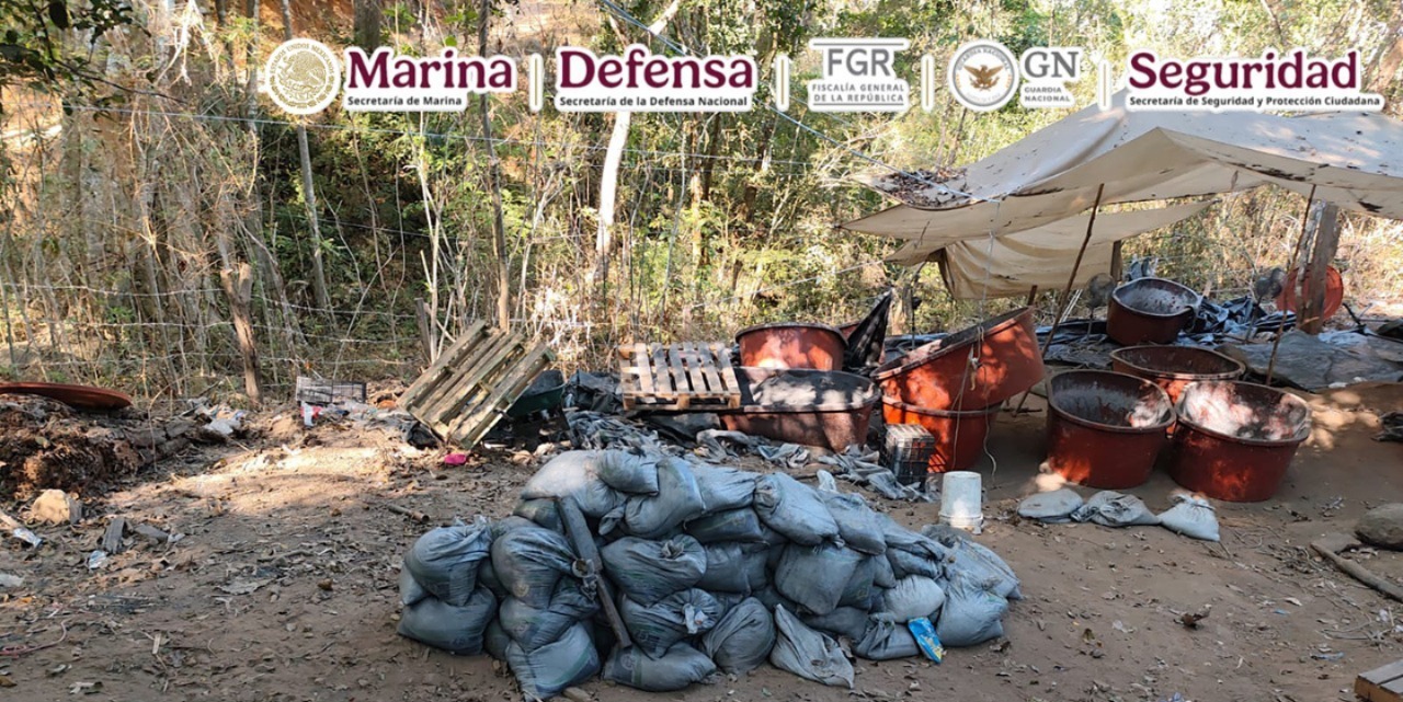 Marina, SSPC y FGR desmantelan un laboratorio clandestino y aseguran 300 kilos de metanfetamina en guerrero